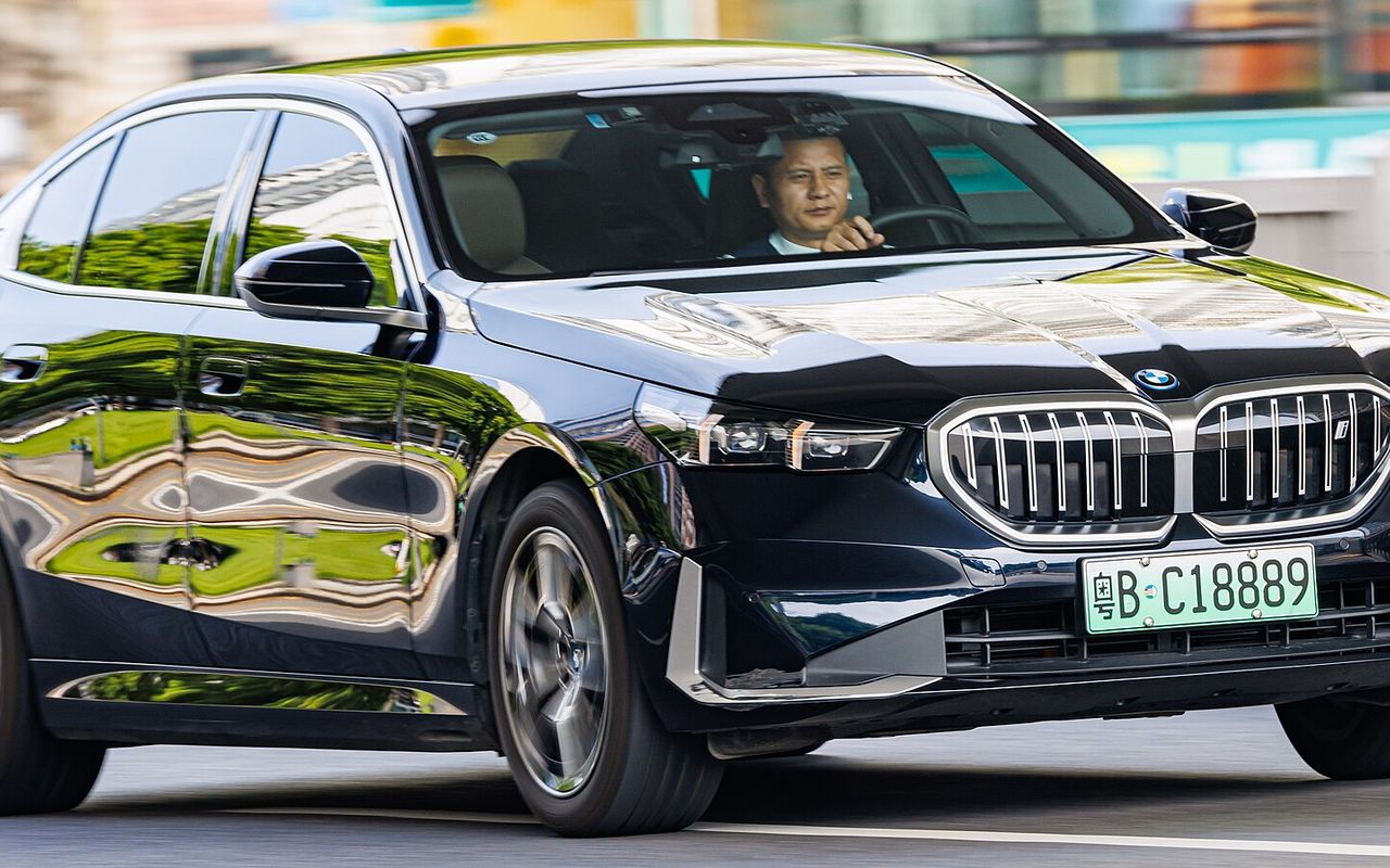 BMW i5 2025 luxury rental Istanbul black