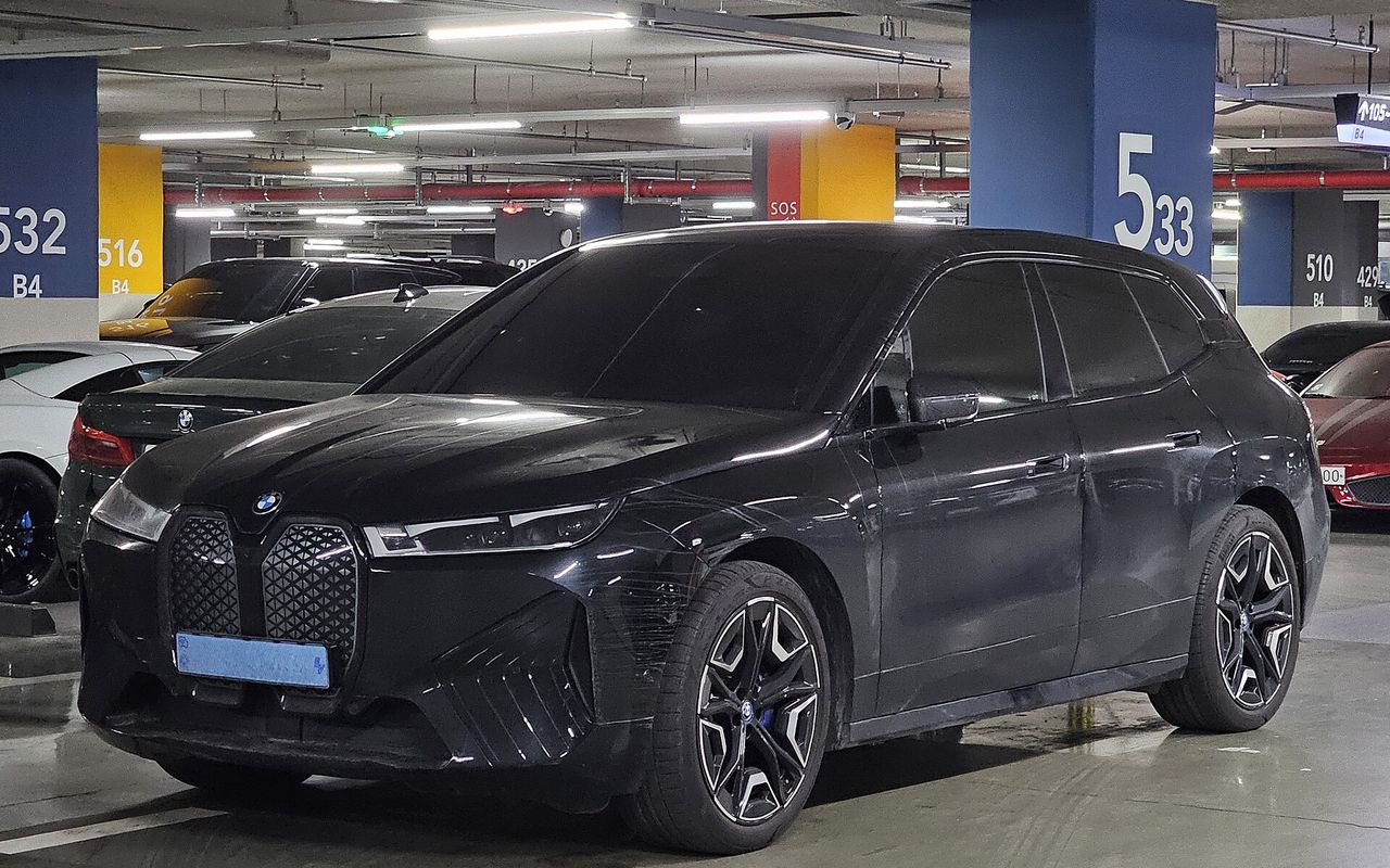 BMW iX 2025 luxury rental Istanbul black