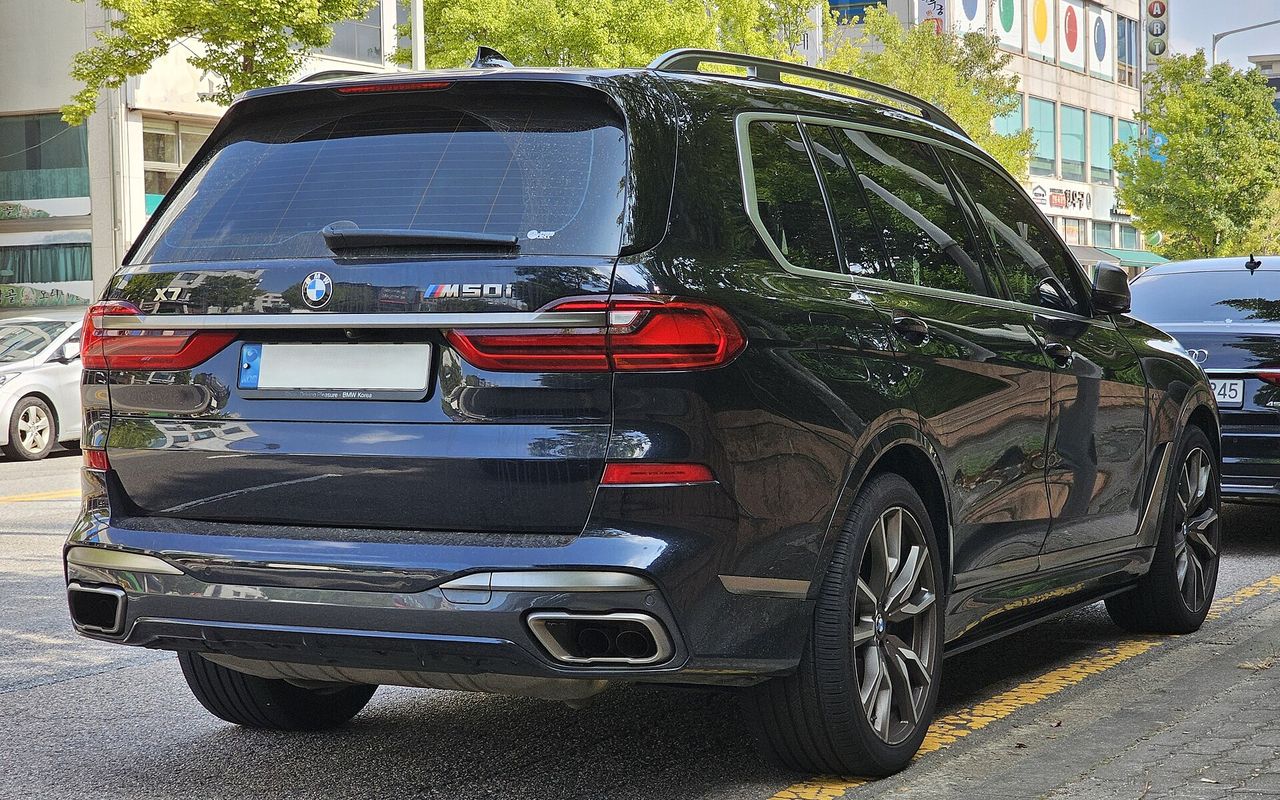 BMW X7 2025 luxury rental Istanbul black