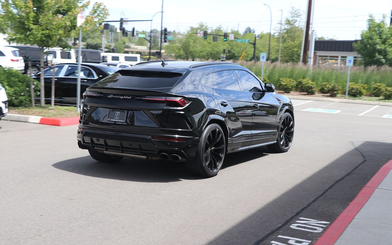 Lamborghini Urus 2025 luxury rental Istanbul black