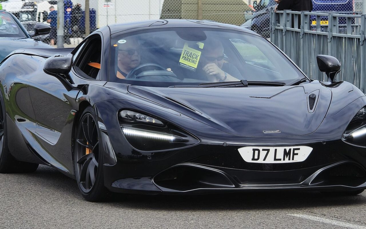 McLaren 2025 luxury rental Istanbul black