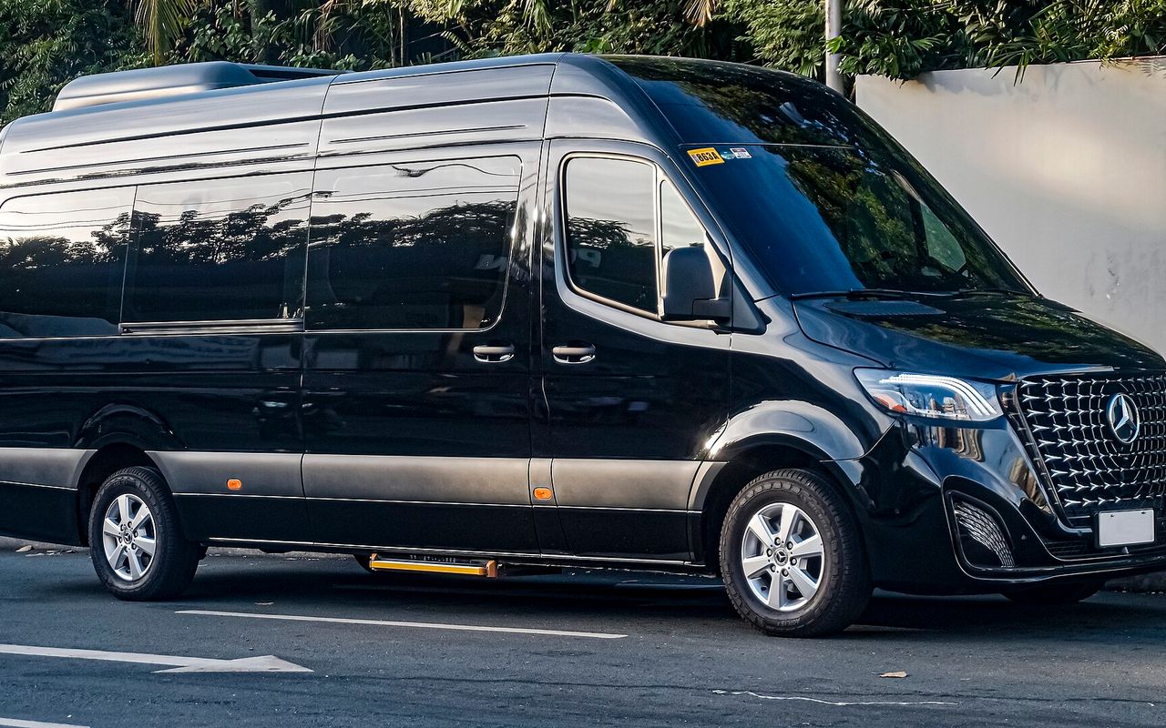Mercedes Luxury Minibus 2025 luxury rental Istanbul black