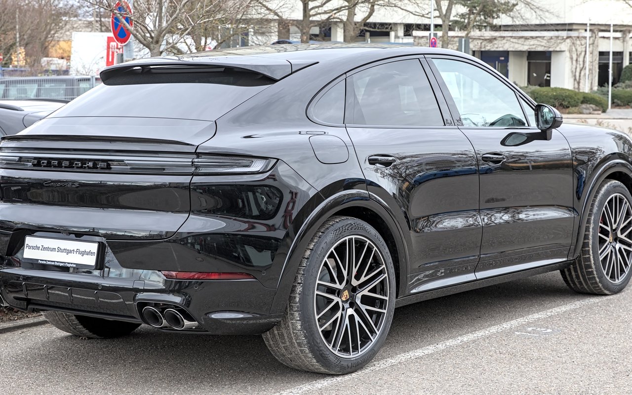 Porsche Cayenne 2025 luxury rental Istanbul black