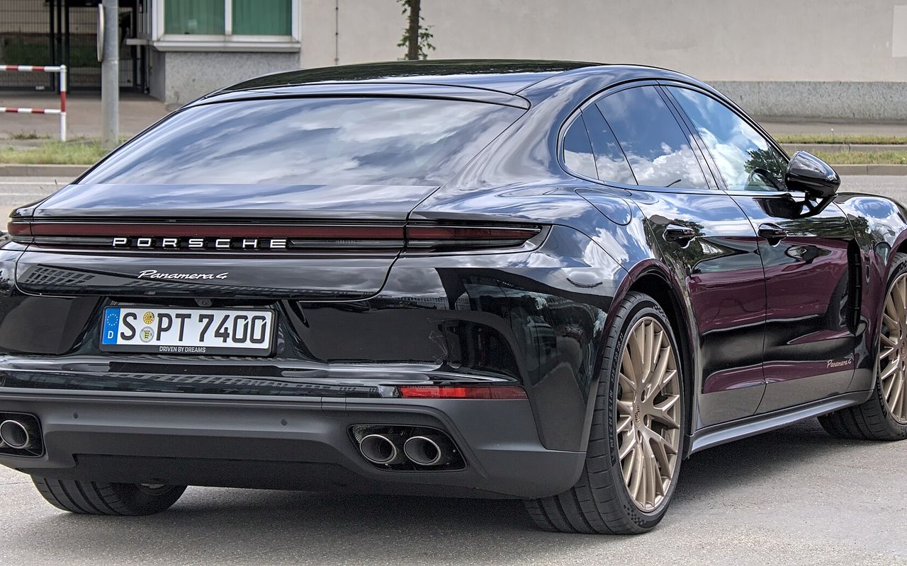 Porsche Panamera 2025 luxury rental Istanbul black