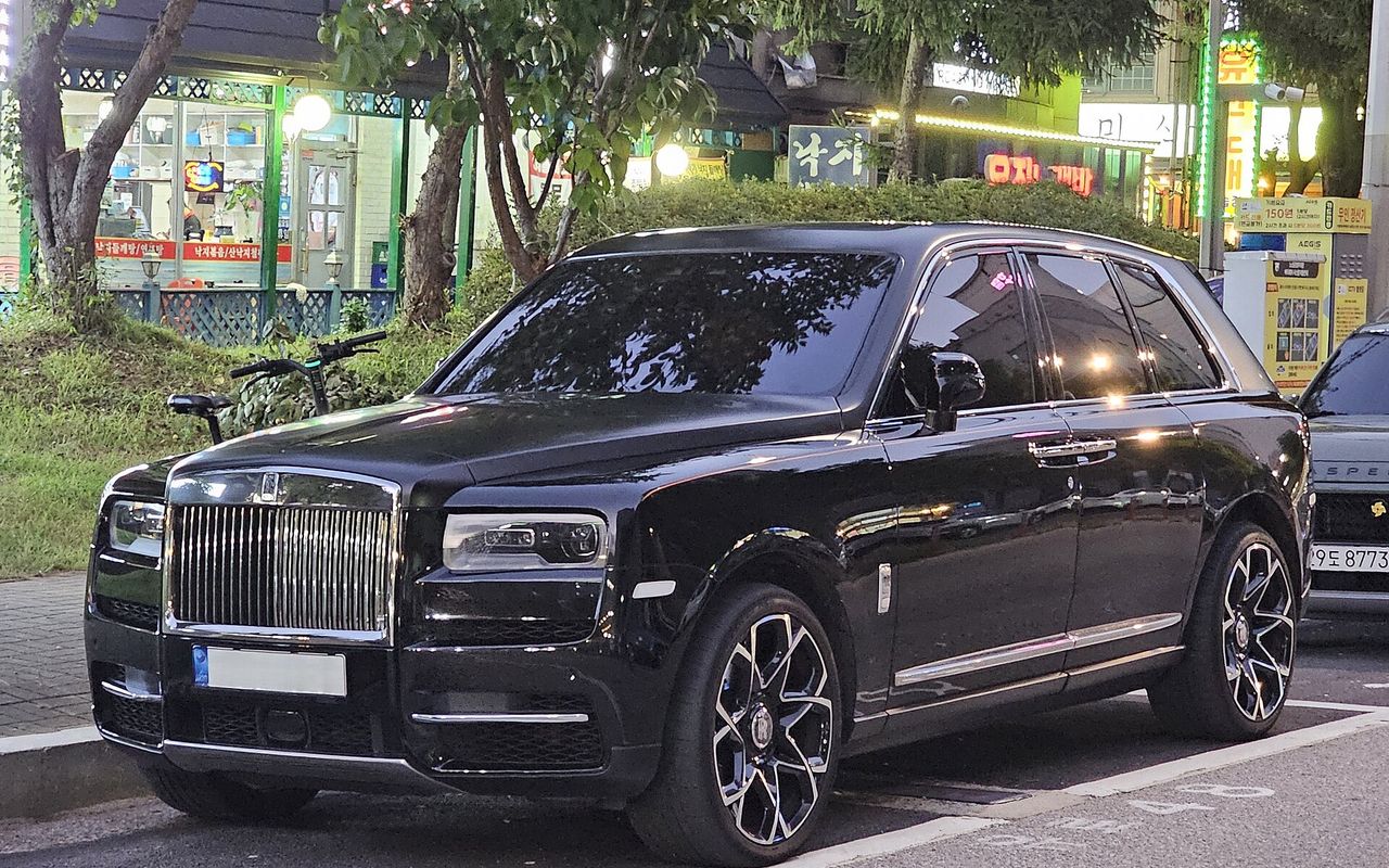 Rolls-Royce Cullinan latest model black luxury rental Istanbul