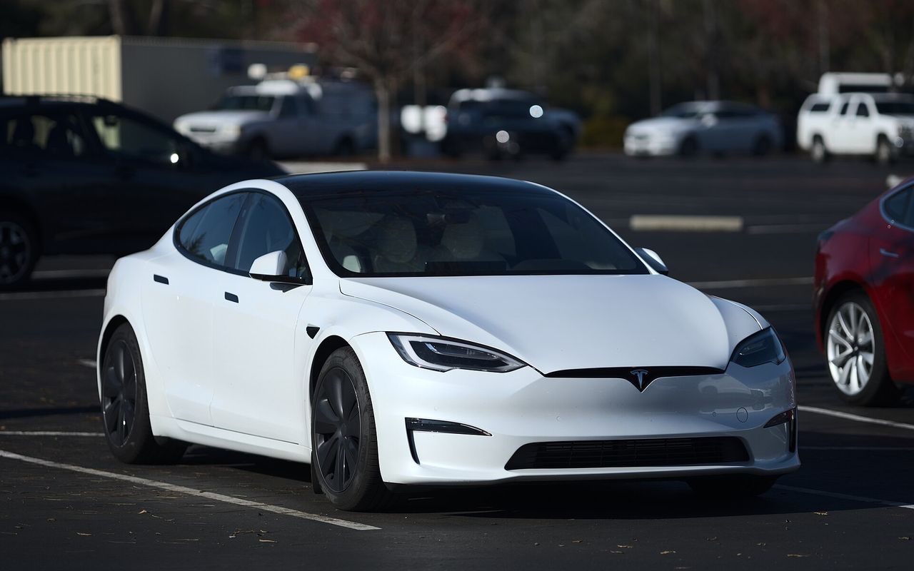 Tesla Model S 2025 luxury rental Istanbul black